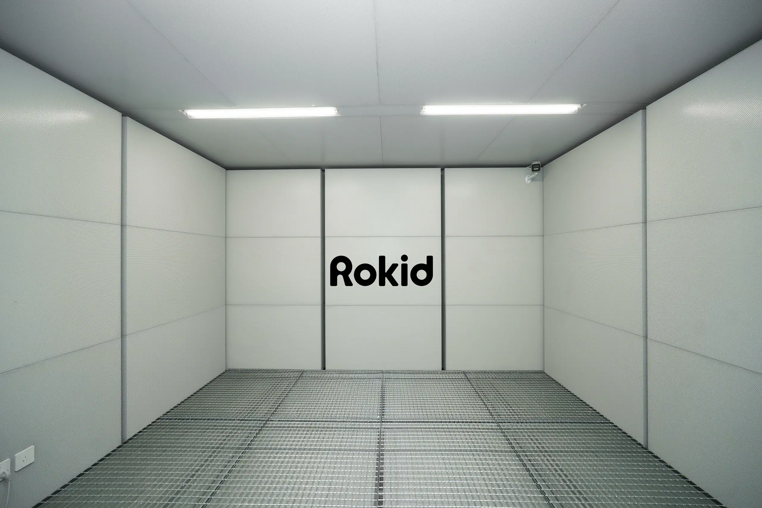 灵伴科技(乐奇Rokid)全消声室正式落成揭幕,以精密声学测试赋能AI眼镜体验升级